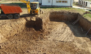 Рытье котлованов под фундамент в Апшеронске – цена от 2579 руб. за м3 | 2Землекопа-Пшр